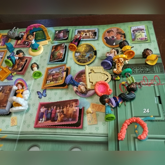 NIB Disney Encanto Madrigal Family Surprise Pack Figurines & Accessories Advent - Picture 9 of 13